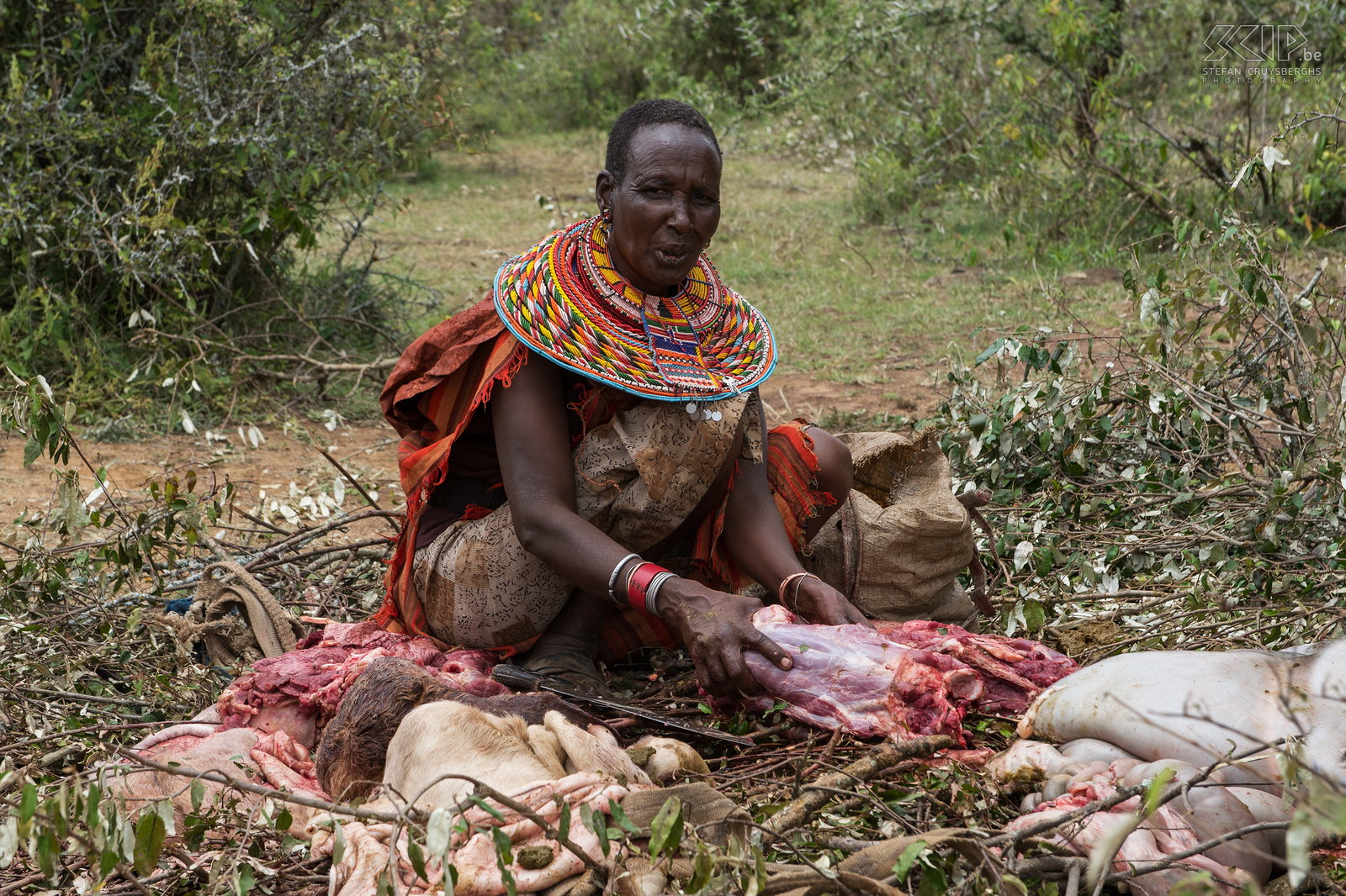 Kisima - Samburu lmuget - Vrouw In de namiddag begonnen de vrouwen het vlees te verkappen en de ingewanden van de geslachte dieren te reinigen en te koken of braden. Stefan Cruysberghs